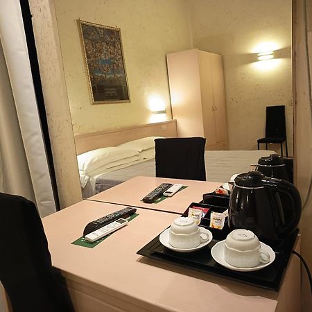 רומא Hotel Julia מראה חיצוני תמונה