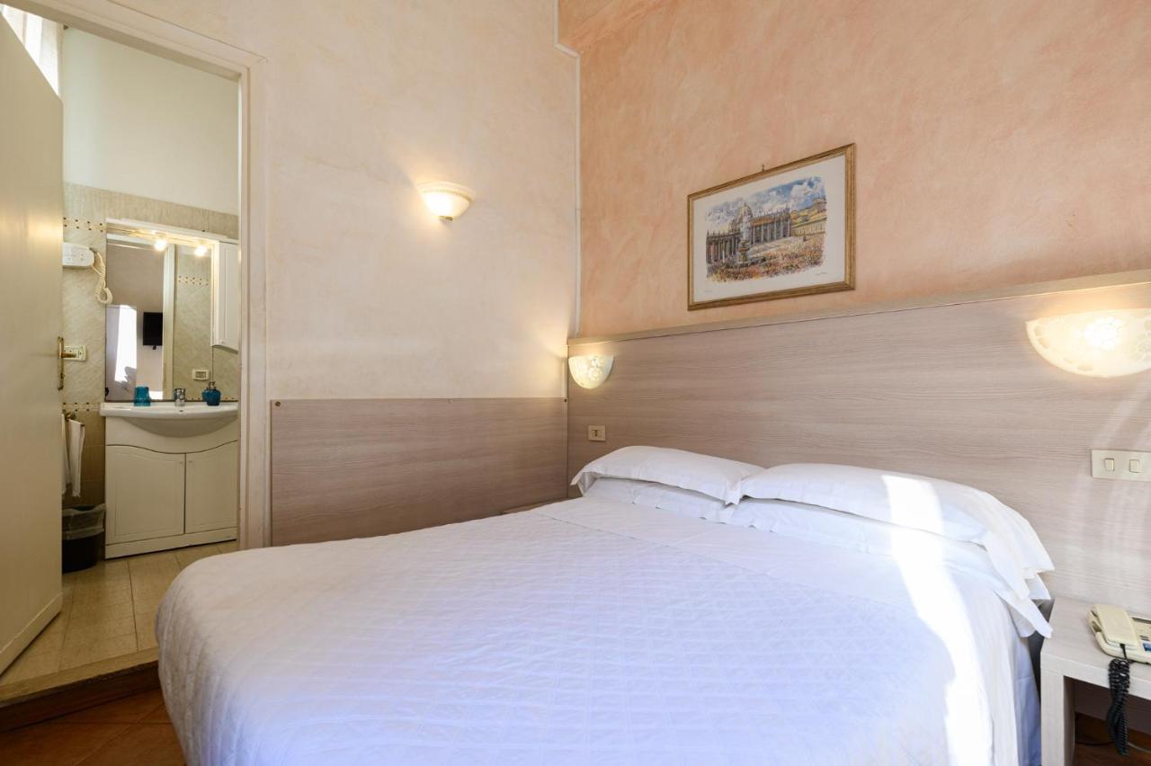 רומא Hotel Julia מראה חיצוני תמונה