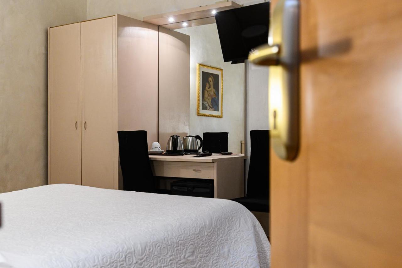 רומא Hotel Julia מראה חיצוני תמונה