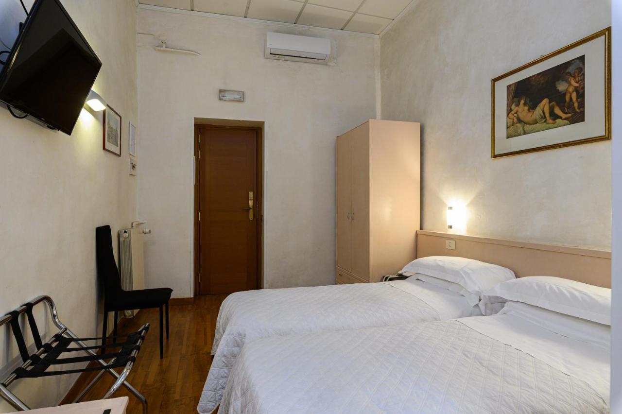 רומא Hotel Julia מראה חיצוני תמונה