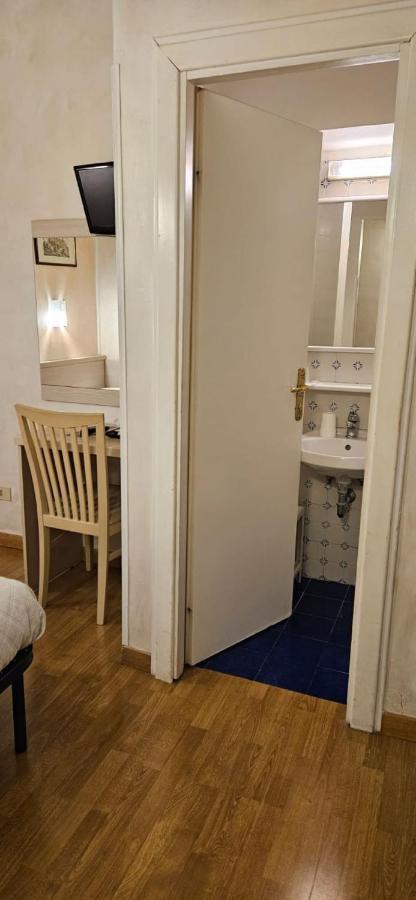רומא Hotel Julia מראה חיצוני תמונה