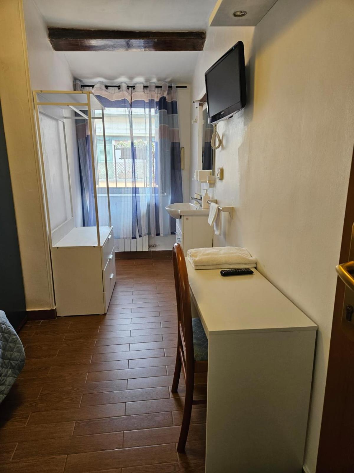 רומא Hotel Julia מראה חיצוני תמונה