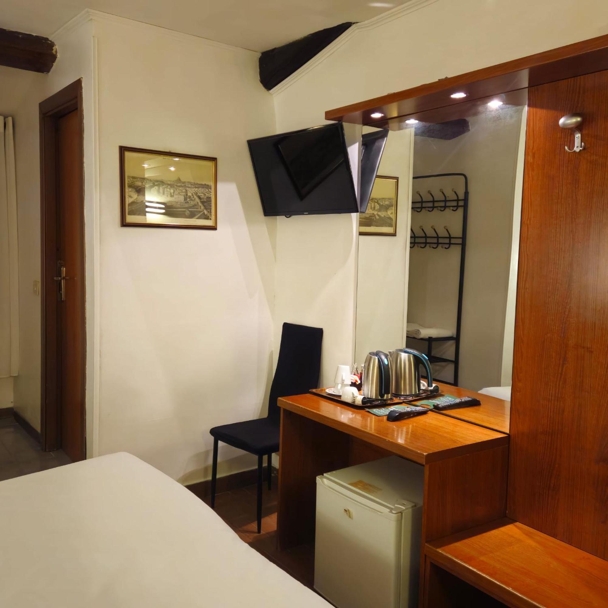 רומא Hotel Julia מראה חיצוני תמונה