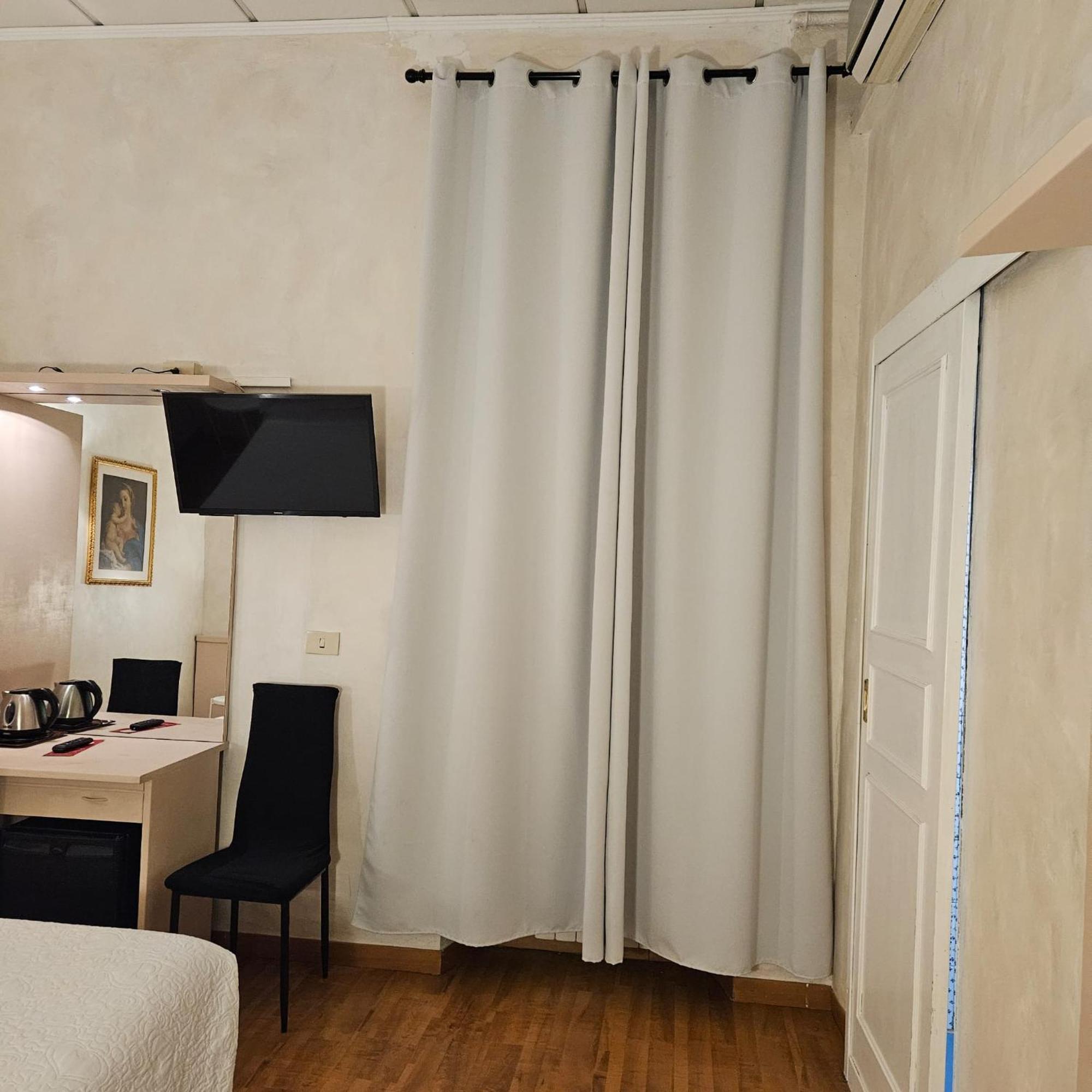 רומא Hotel Julia מראה חיצוני תמונה