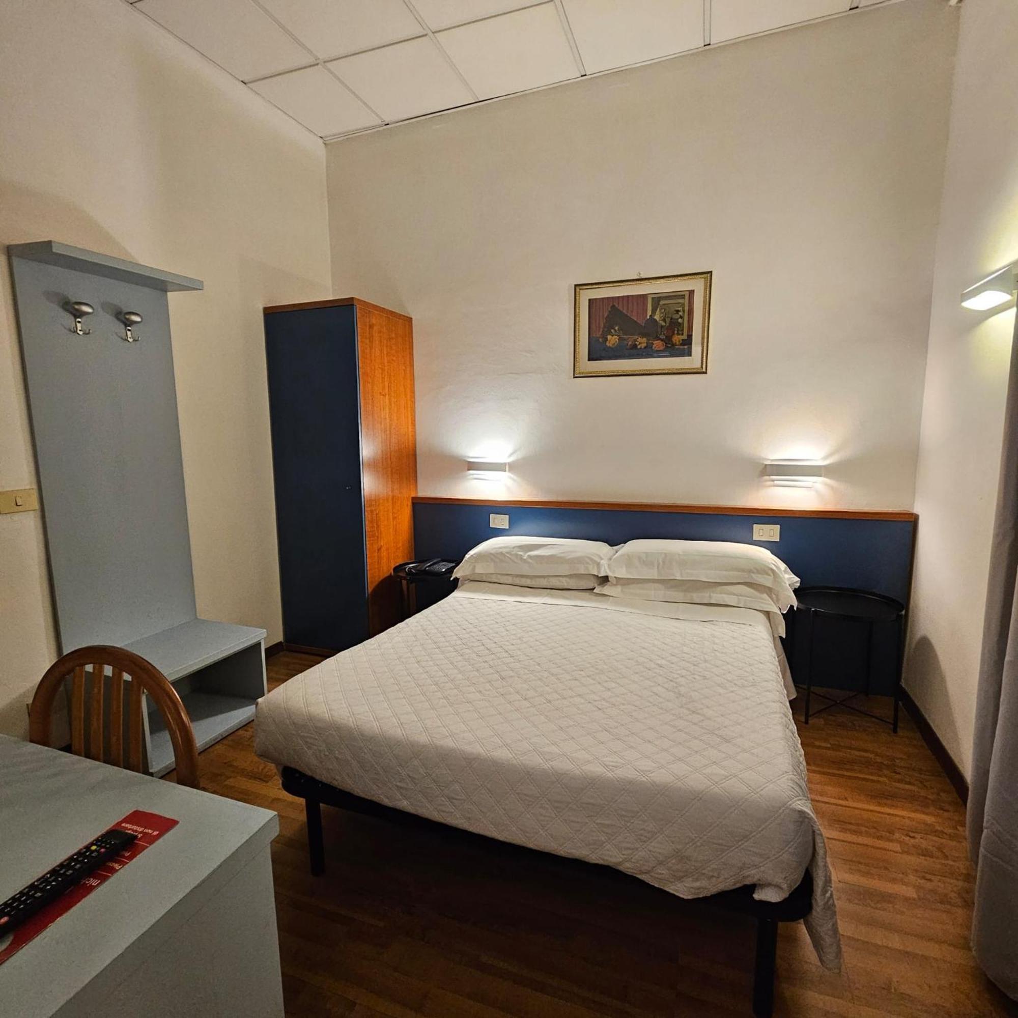 רומא Hotel Julia מראה חיצוני תמונה