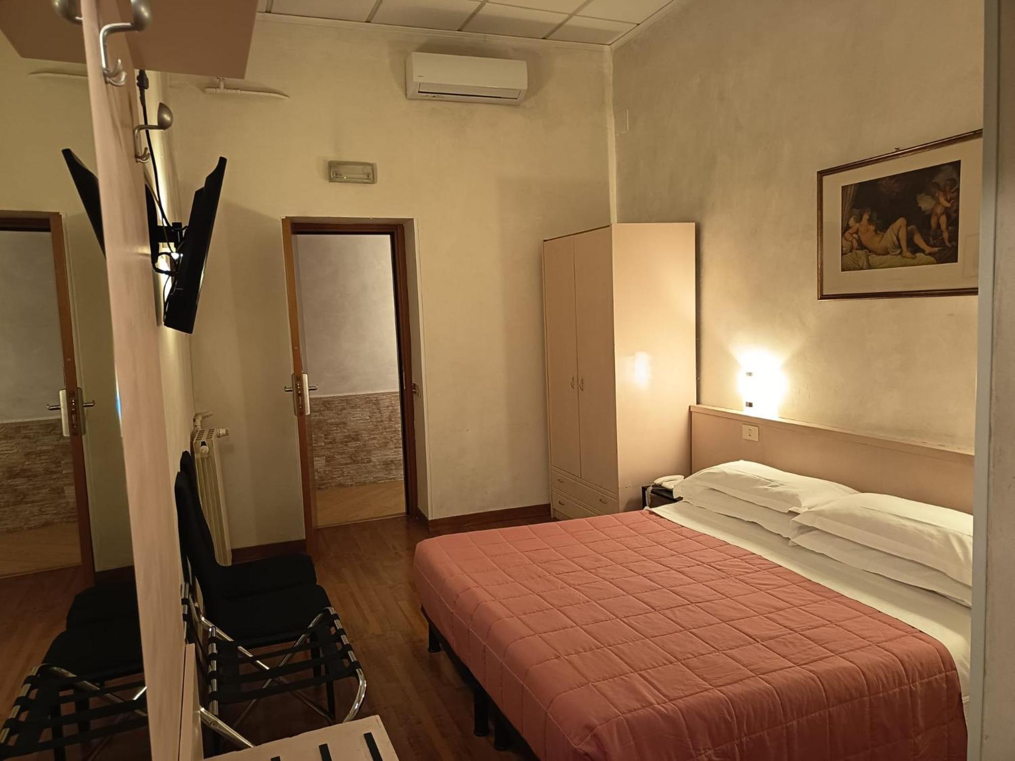 רומא Hotel Julia מראה חיצוני תמונה