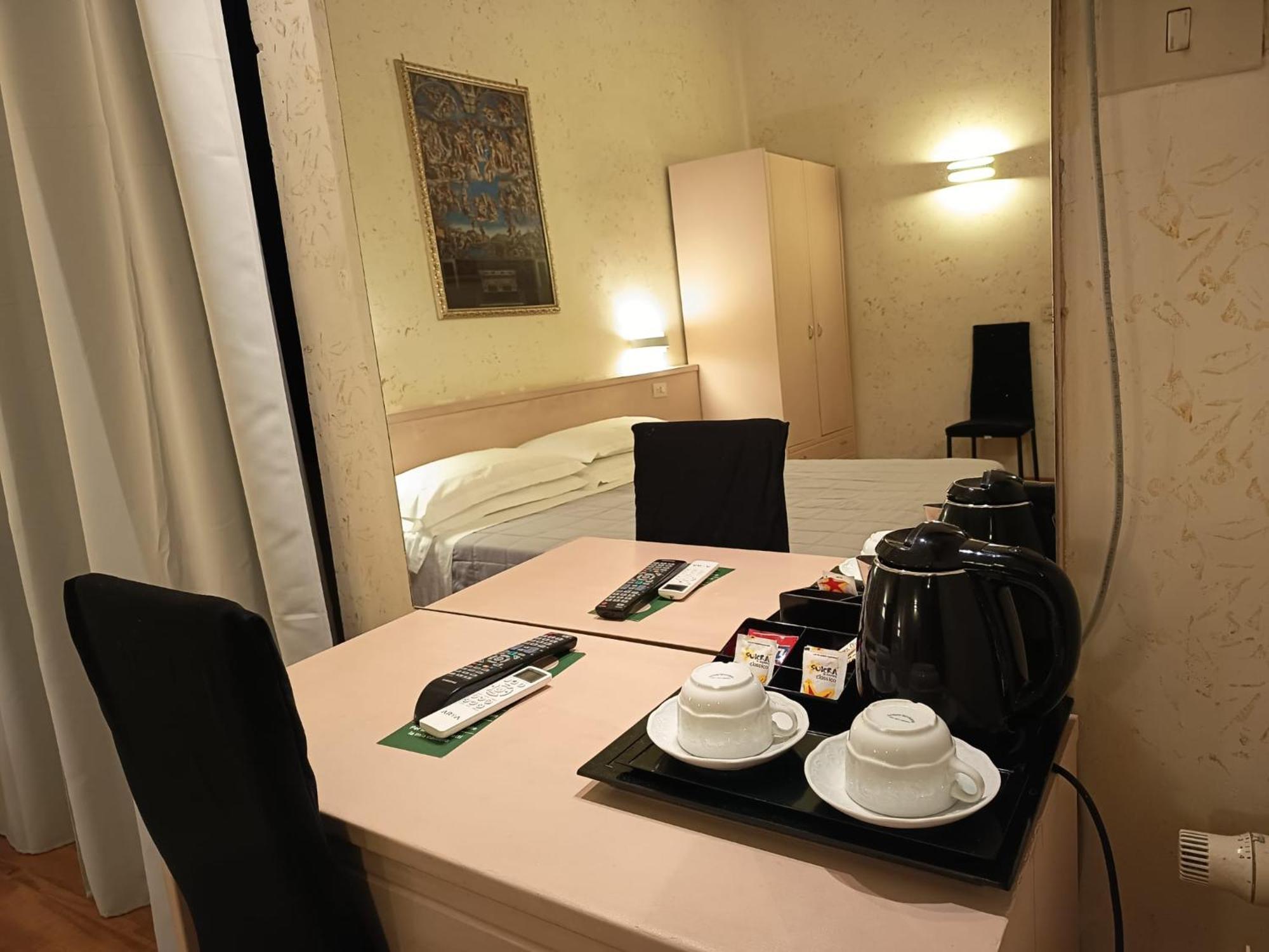 רומא Hotel Julia מראה חיצוני תמונה